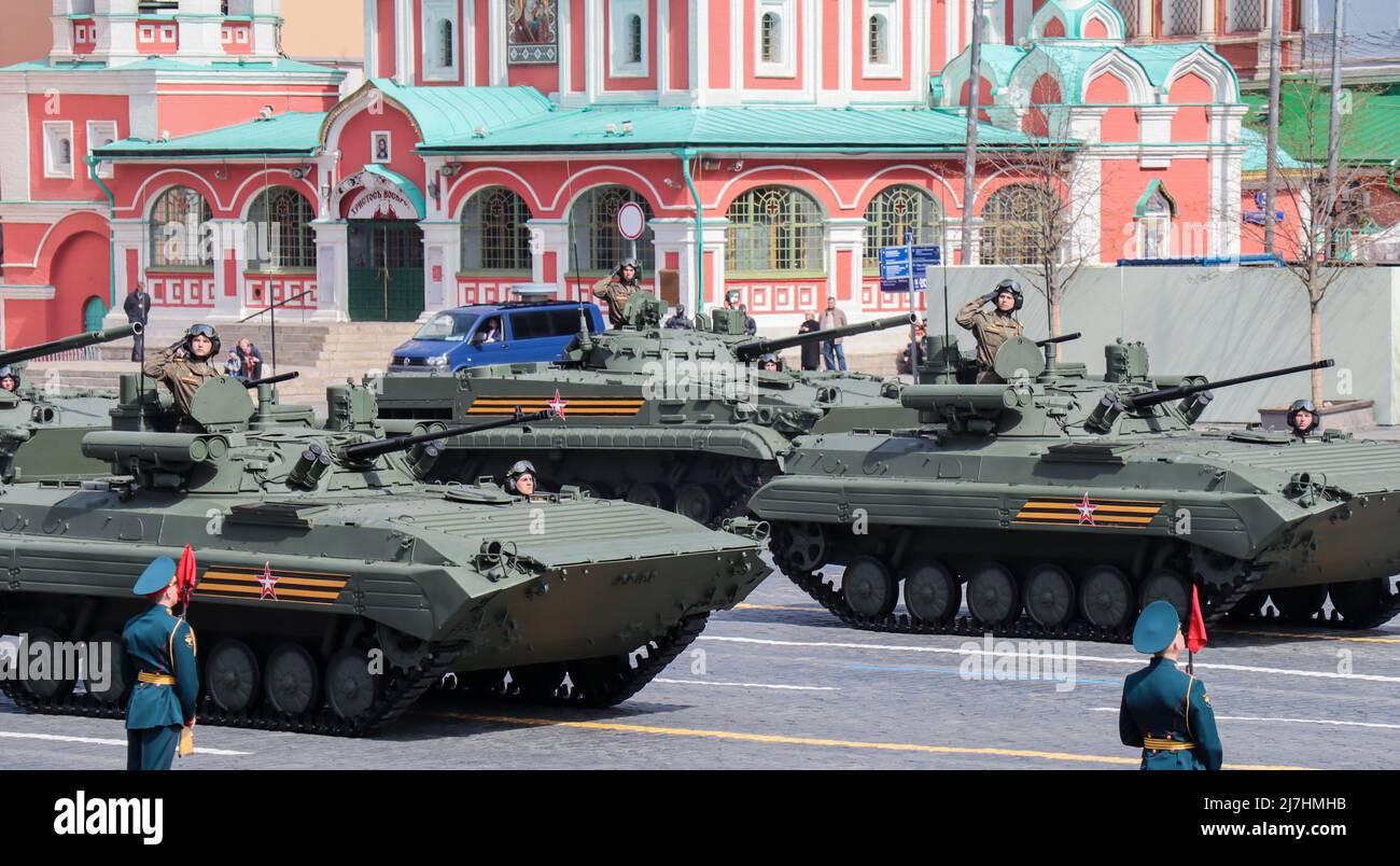 Mosca, Russia, maggio 2022: Veicoli da combattimento di fanteria BMP-2M passano dalla Piazza Rossa per le prove della parata militare. Foto Stock