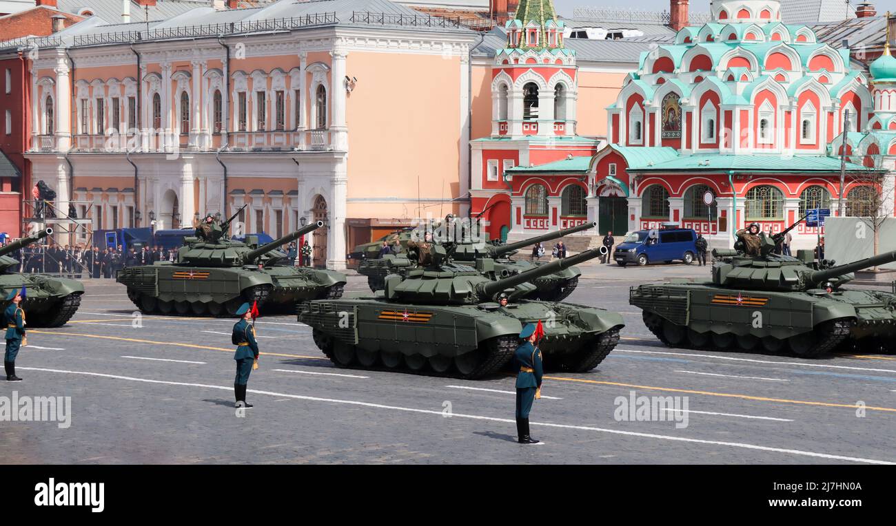 Mosca, Russia, 2022 maggio: I principali carri armati di battaglia T-72 della BZM stanno passando dalla Piazza Rossa per le prove della parata militare. Foto Stock