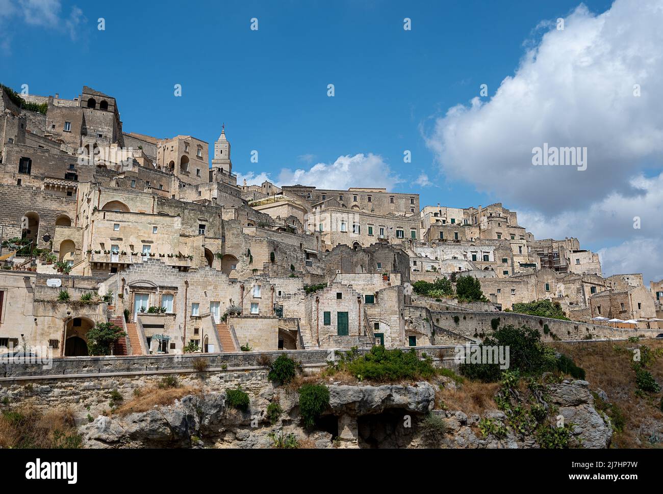 Matera, Basilicata, Italia. Agosto 2021. Splendida vista sul paesaggio  urbano del centro storico chiamato sassi di matera Foto stock - Alamy