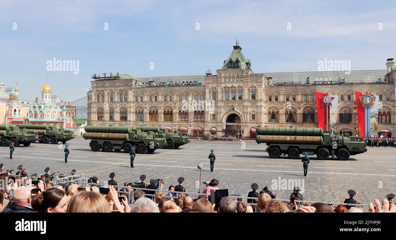 Mosca, Russia, maggio 2022: Il sistema missilistico anti-aerei a lungo e medio raggio S-400 passa dalla Piazza Rossa per le prove della parata militare. Foto Stock