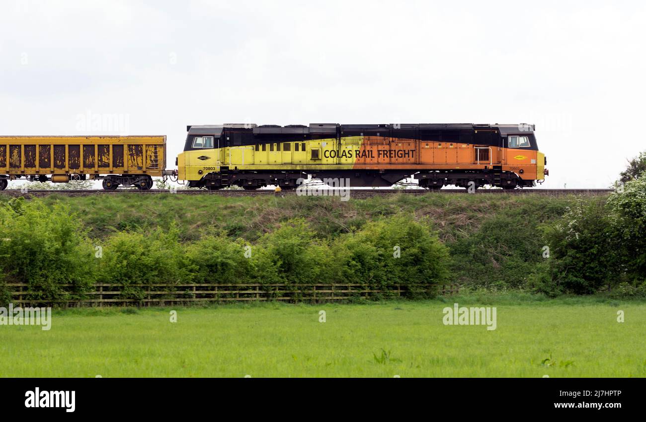Colas Rail classe 70 locomotiva diesel n. 70803 che traina un treno di rete ferroviario, Warwickshire, Regno Unito Foto Stock