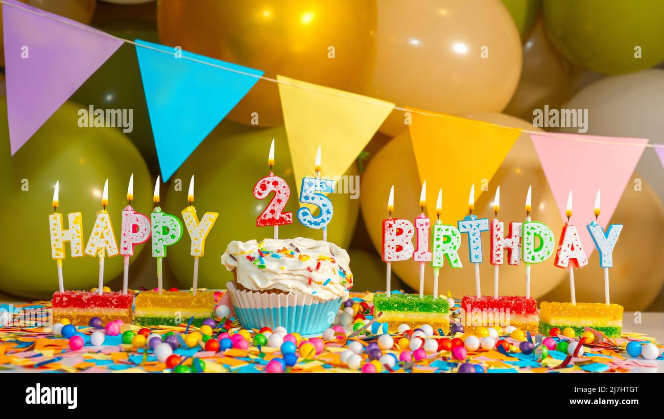 Cupcake crema con candela di compleanno, biglietto di auguri di buon compleanno colorato, cupcake di compleanno con candele e ornamenti e decorazioni Foto Stock
