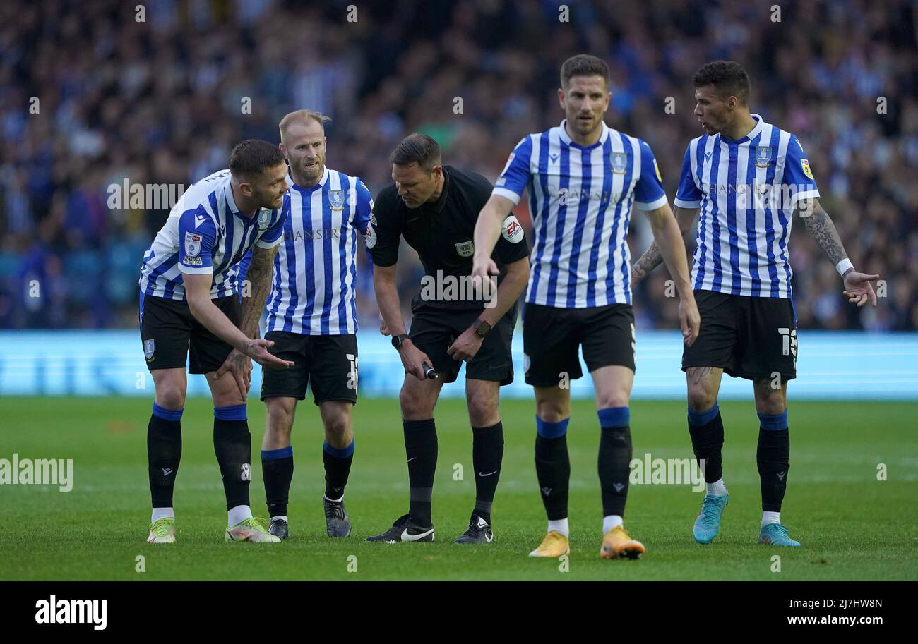 Sheffield Wednesday's Lee Gregory (a sinistra), Barry Bannan (al centro) e Marvin Johnson (a destra) fanno appello all'arbitro James Linington durante la partita di semifinale, seconda tappa della Sky Bet League One a Hillsborough, Sheffield. Data foto: Lunedì 9 maggio 2022. Foto Stock