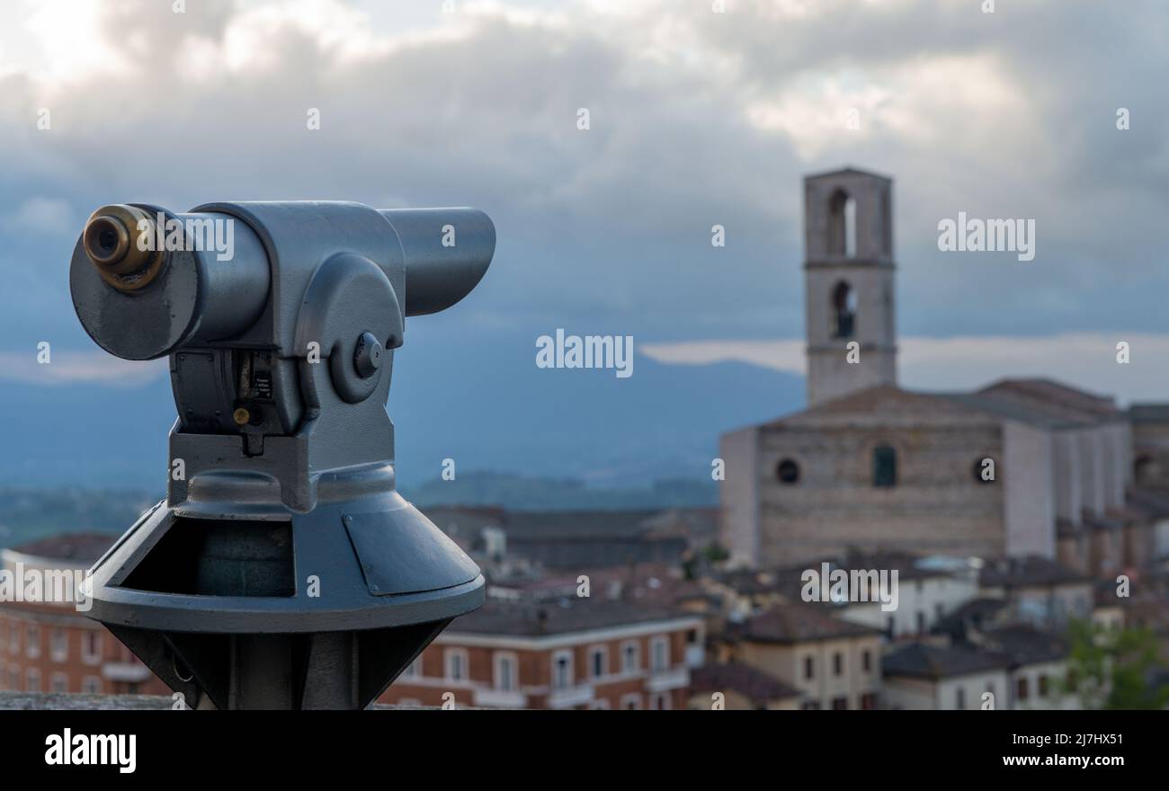 Binocoli per vedere la chiesa di San Domenico a Perugia Foto Stock