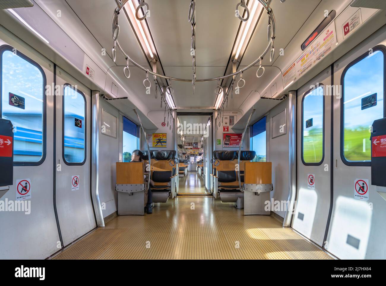 kyushu, giappone - dicembre 10 2021: Interno del treno pendolari della compagnia ferroviaria Kyushu, la serie JR Kyushu BEC819 con maniglie di appiglio in cerchio mo Foto Stock