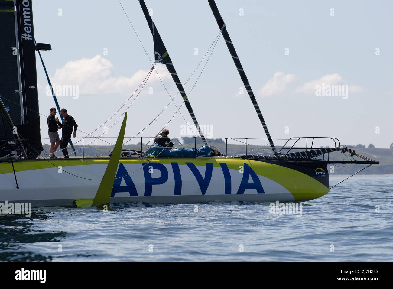 Charlie Dalin, APIVIA durante la partenza della Guyader Bermudes 1000 Race, IMOCA Globe Series gara di vela il 8 maggio 2022 a Brest, Francia - Foto: Nicolas Pehe/DPPI/LiveMedia Foto Stock