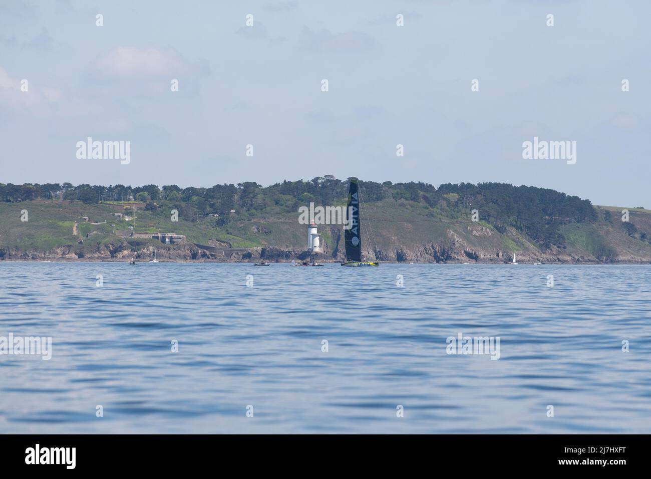 Charlie Dalin, APIVIA durante la partenza della Guyader Bermudes 1000 Race, IMOCA Globe Series gara di vela il 8 maggio 2022 a Brest, Francia - Foto: Nicolas Pehe/DPPI/LiveMedia Foto Stock