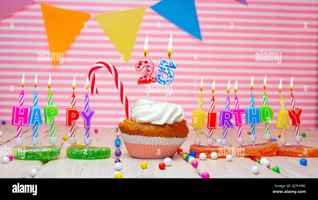 Buono compleanno felice su sfondo rosa, con una figura in un cupcake. Bello sfondo di compleanno felice con un numero con una candela che brucia. Festivo Foto Stock