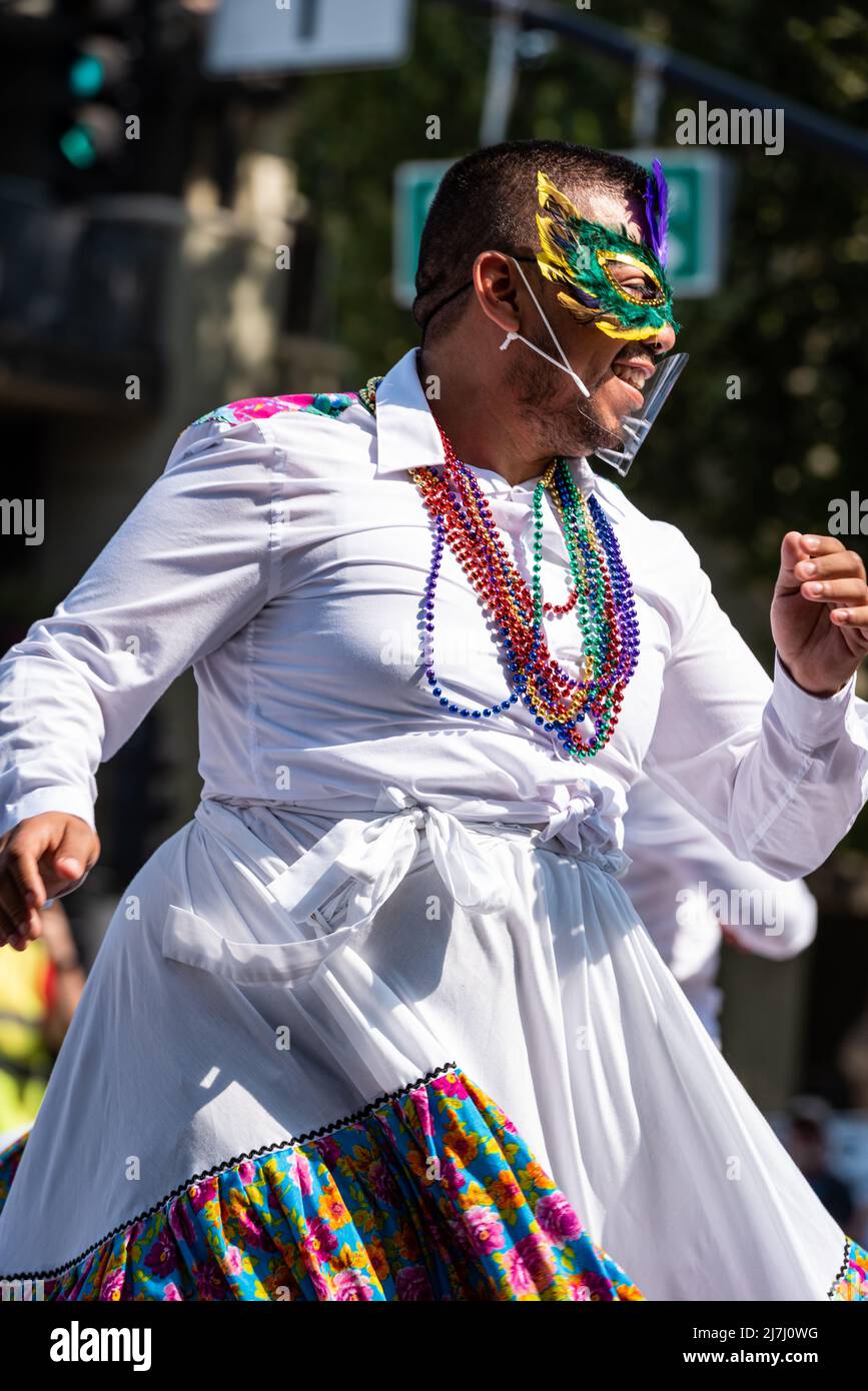 Un'immagine ravvicinata di un ballerino Viva mi Tierra in costume popolare durante l'annuale parata della Silicon Valley Pride. Foto Stock