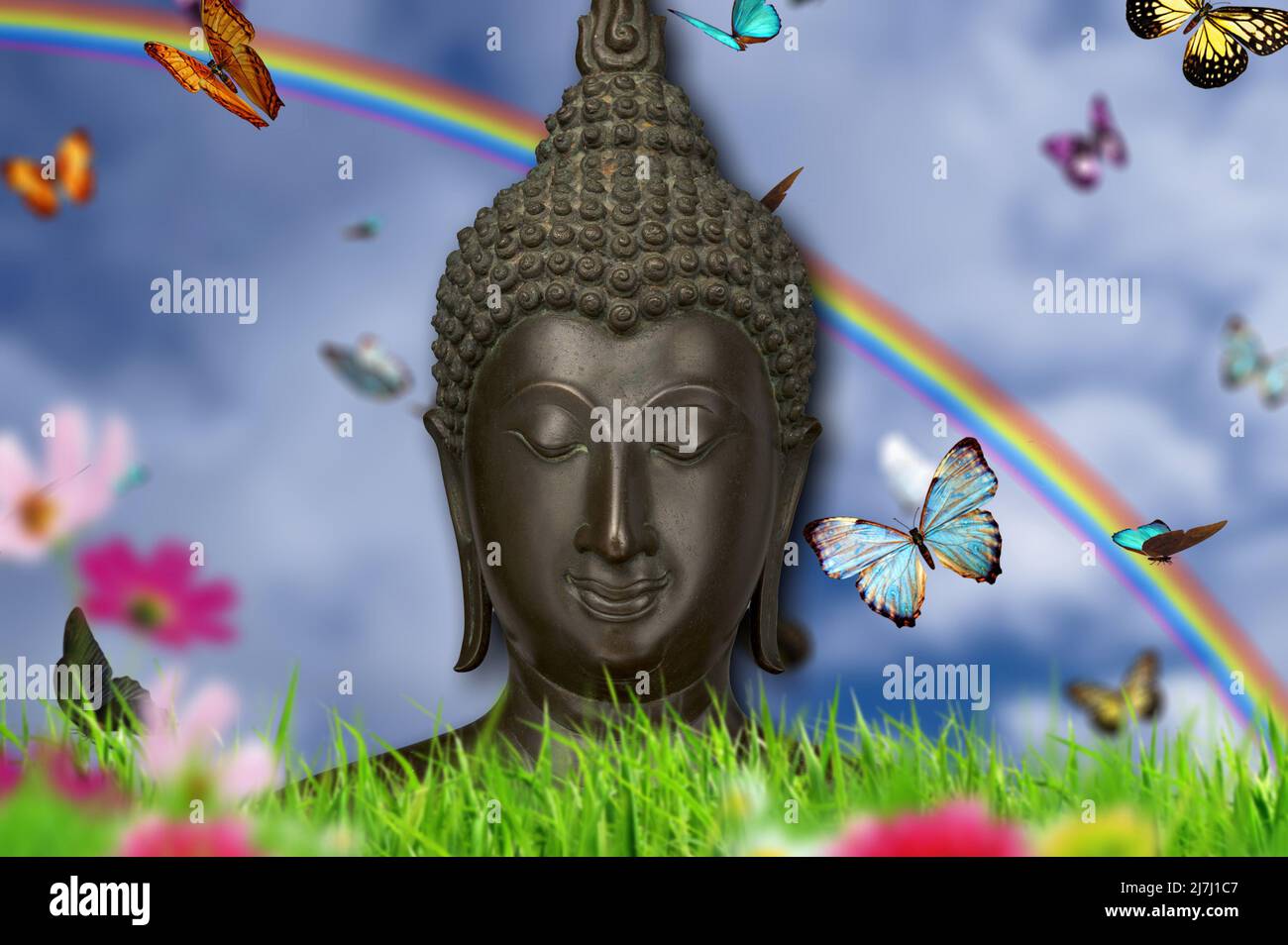 Primo piano del Buddha in meditazione in un giardino zen Foto Stock