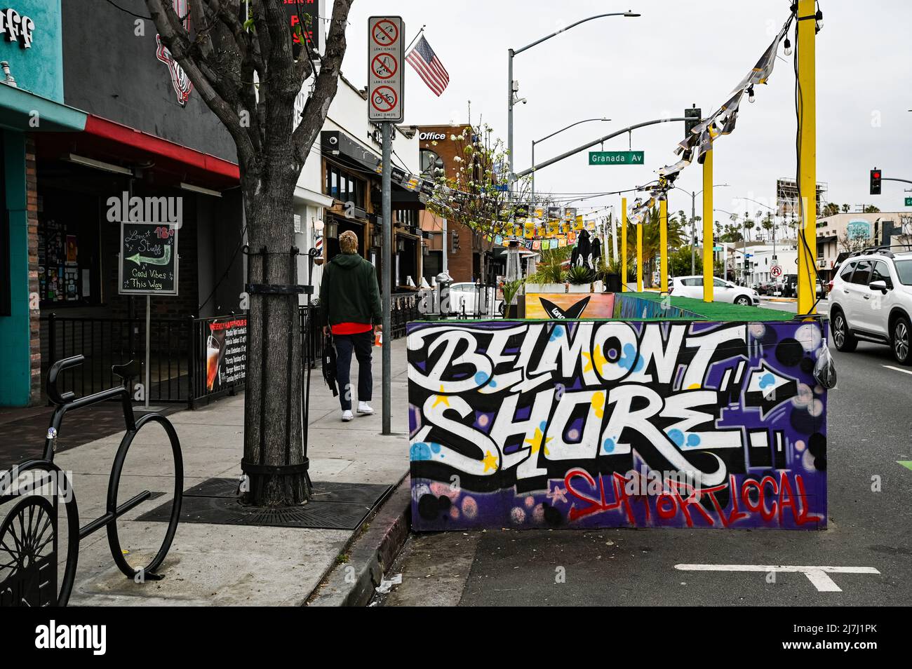 Foto di un cartello Support Local Belmont Shore sulla seconda strada, il popolare quartiere dello shopping nel quartiere della spiaggia di lusso. Foto Stock