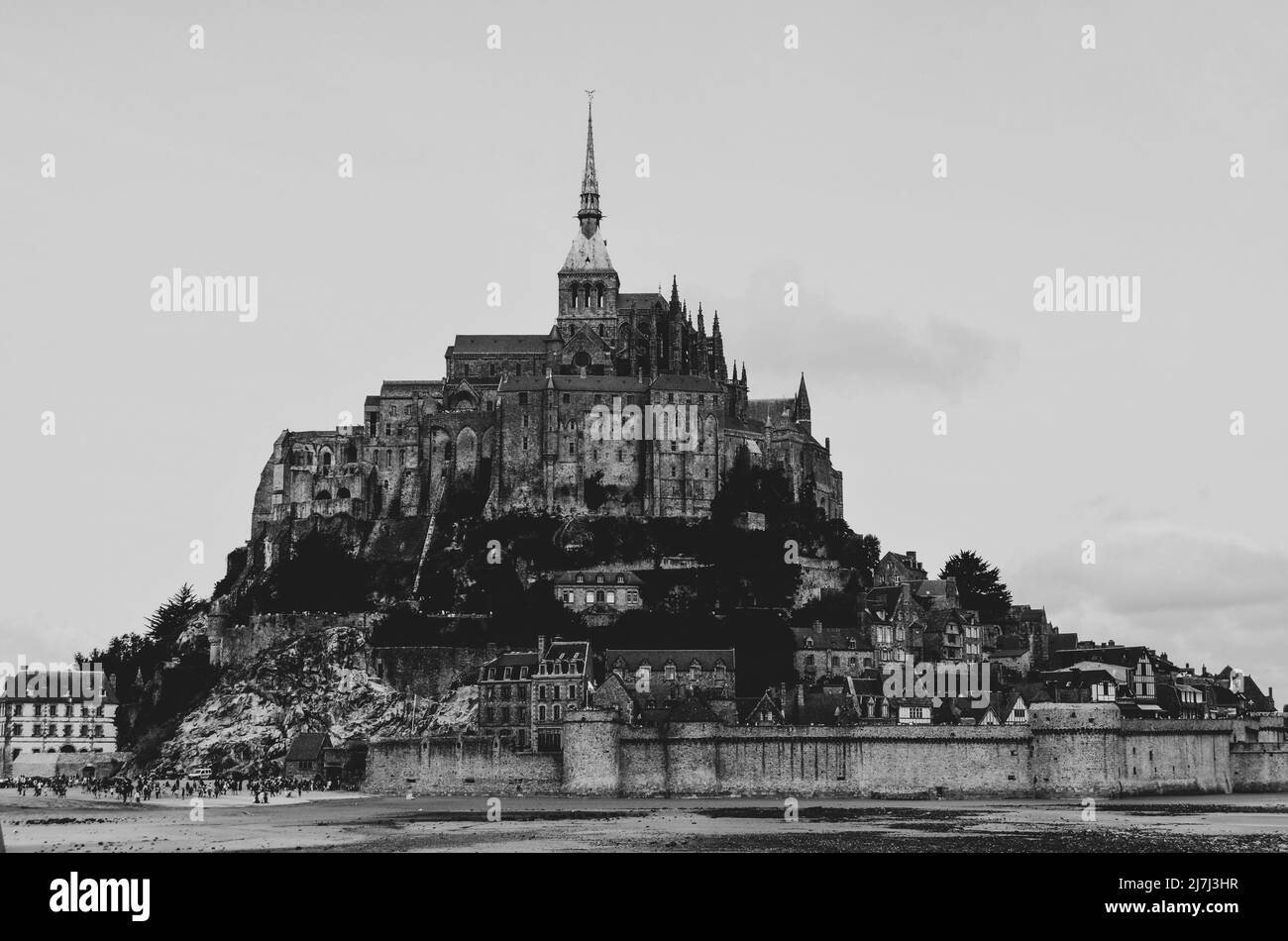 Mont-Saint-Michel in Francia, con edifici storici, mura, e una chiesa costruita su un'isola marea. Gli edifici layed si innalzano fino a 262 piedi fino ad Abby. Foto Stock
