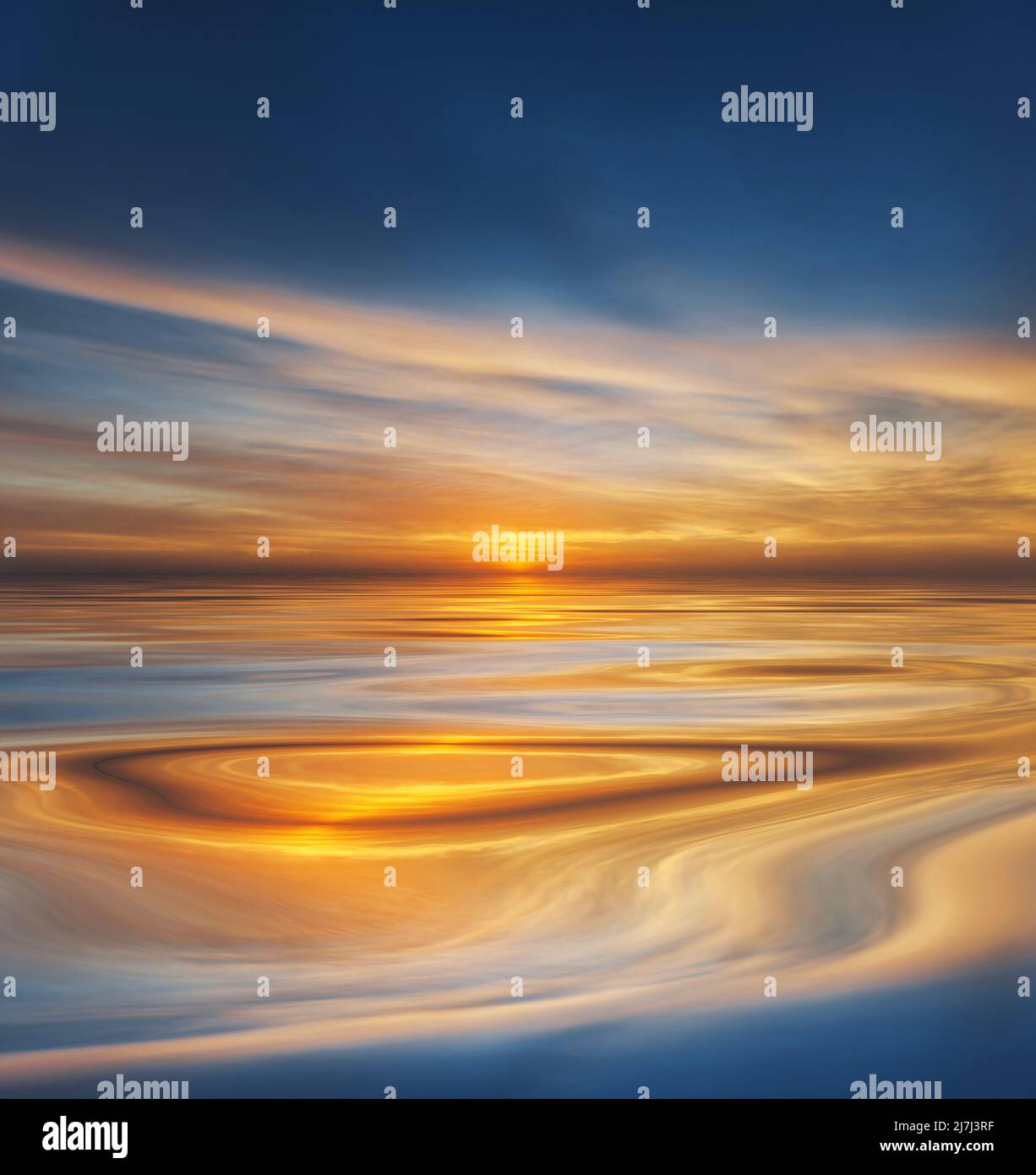 Un'alba o un tramonto dorati proiettano una calda luce sull'acqua calma, riflettendo una luce scintillante Foto Stock