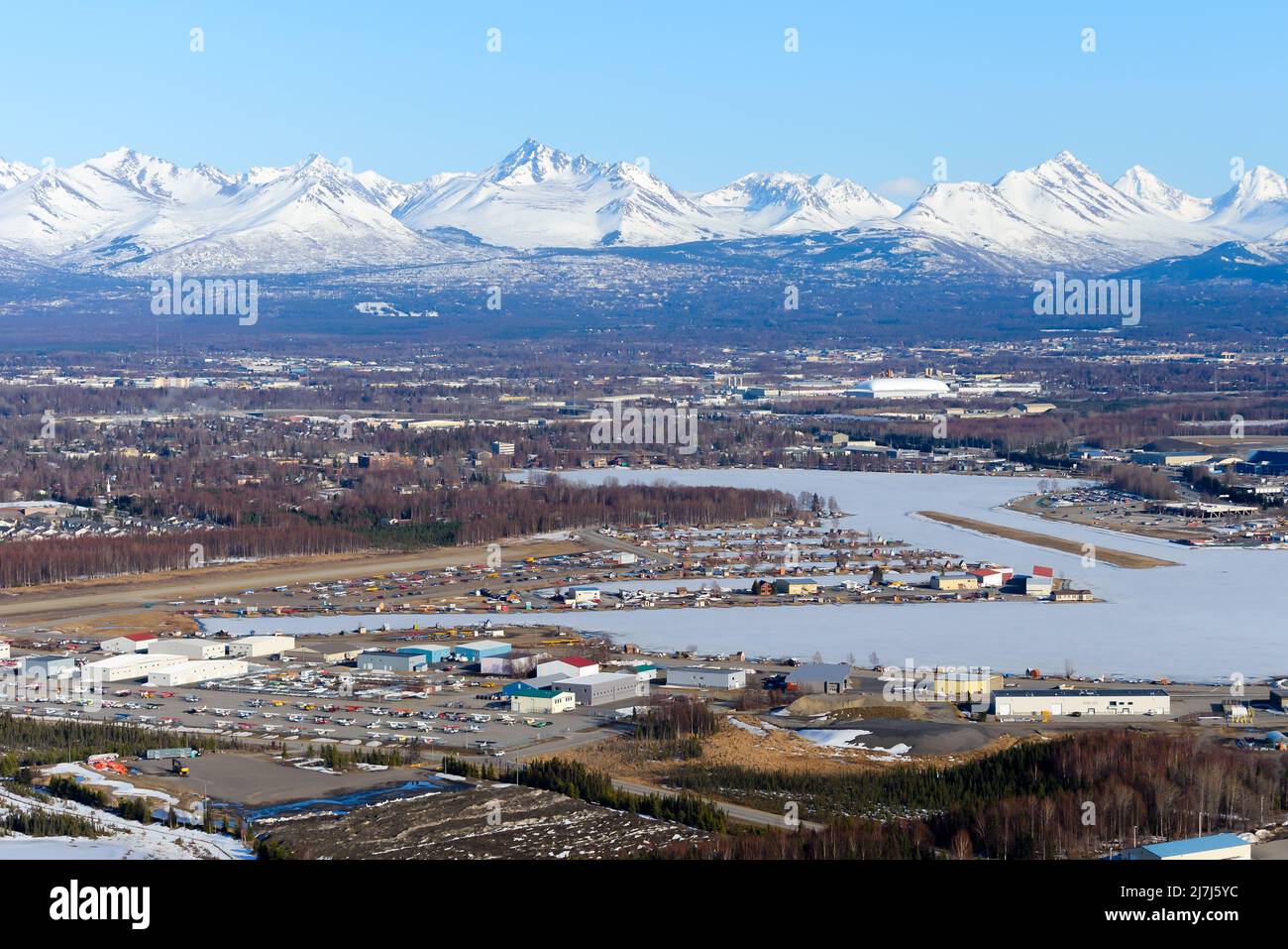 Vista aerea della base idrovolante di Lake Hood ad Anchorage. La base di idrovolante più trafficata del mondo si trova su Lakes Hood e Spenard con montagne innevate. Foto Stock