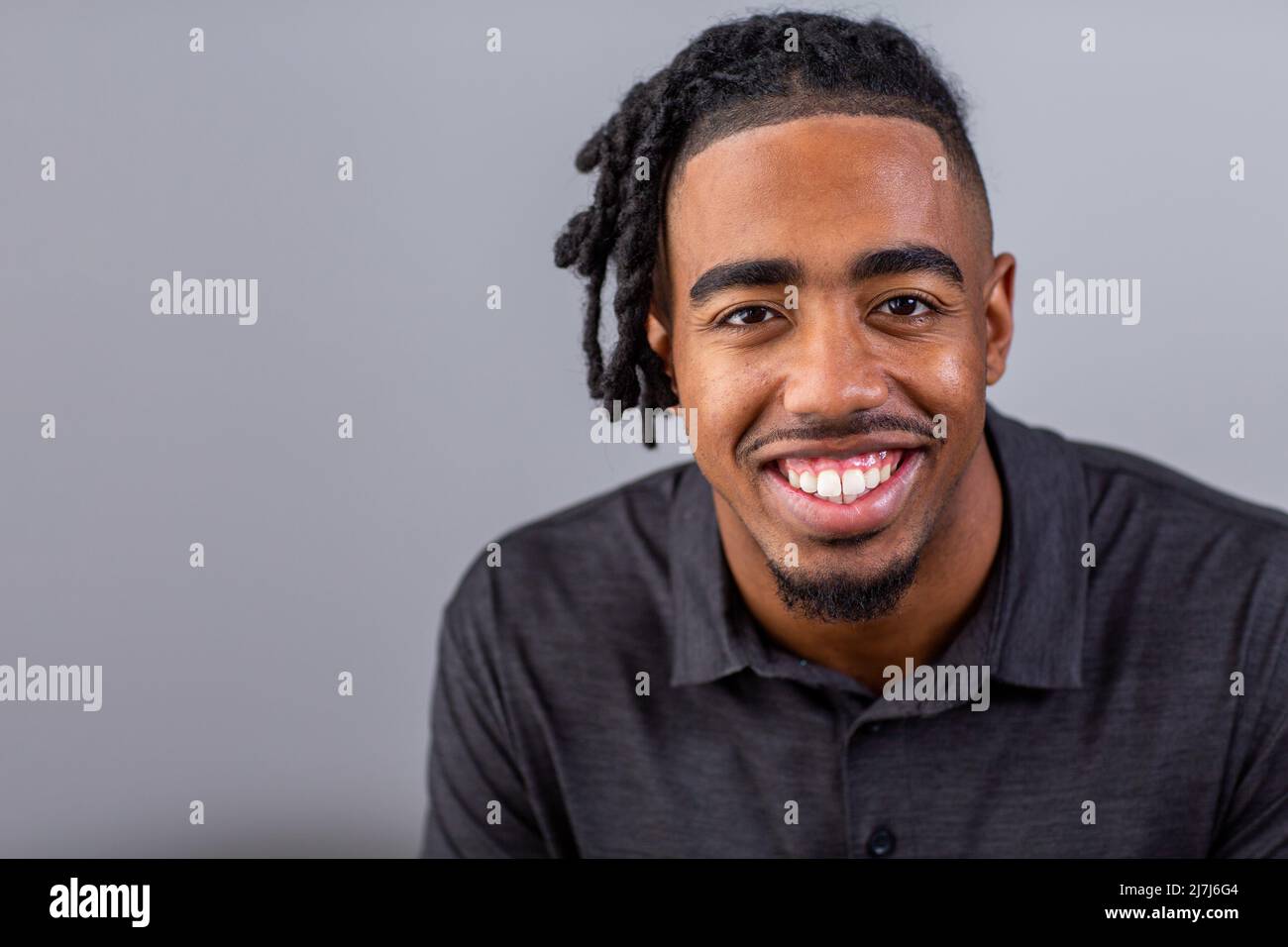 Ritratto di un giovane uomo afroamericano sorridente Foto Stock