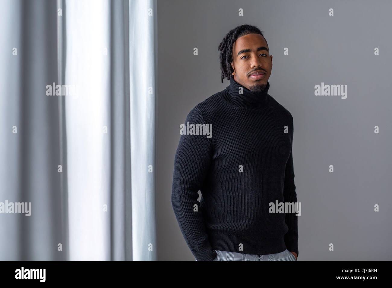 Ritratto di un giovane bell'uomo afroamericano Foto Stock