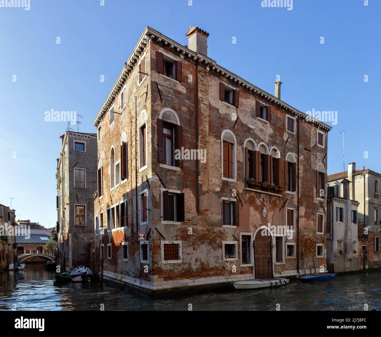 Venezia, Fondamenta de la Misericordia, un edificio colorato e pittoresco in declino Foto Stock