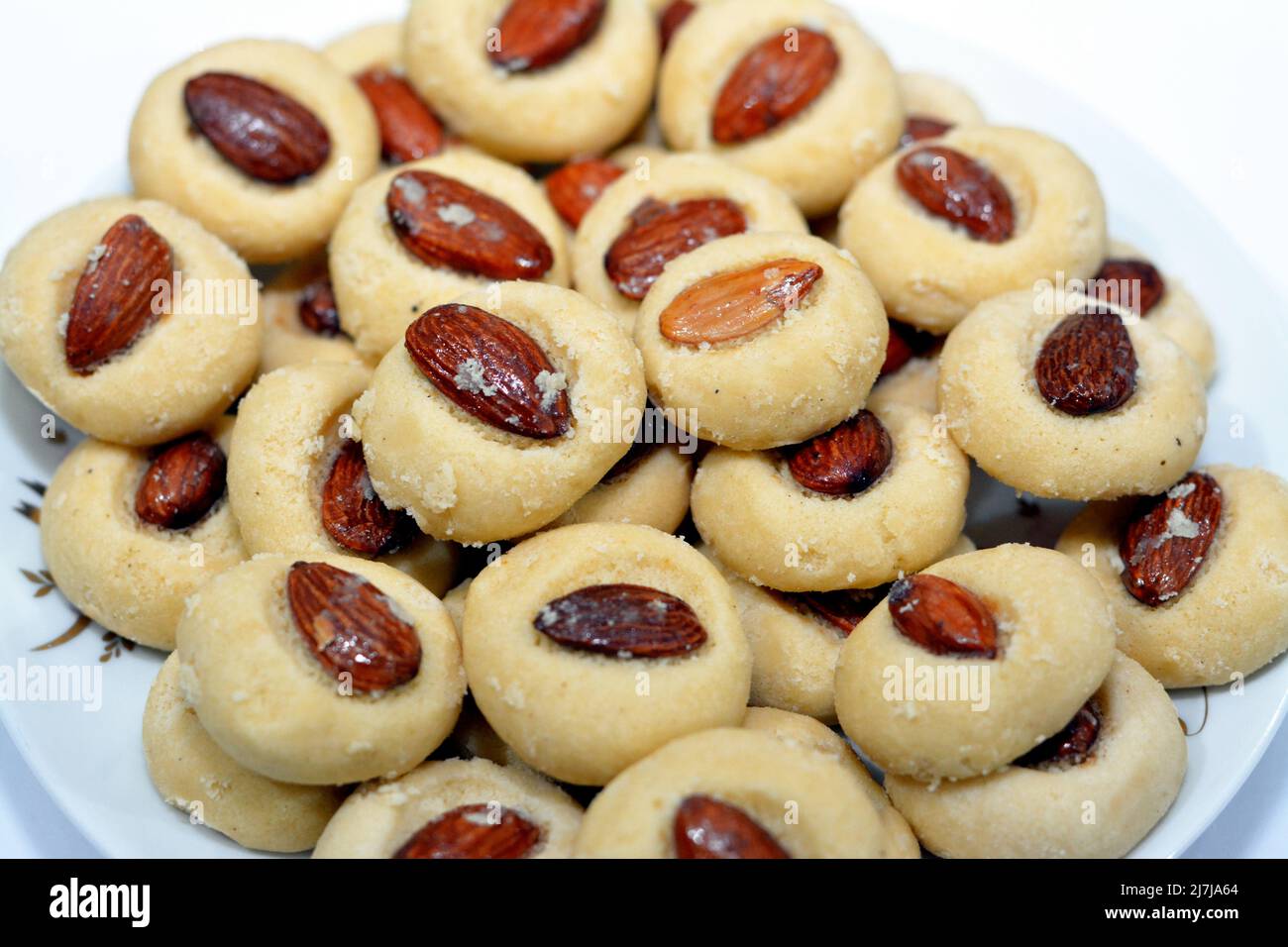 Biscotti arabi tradizionali per la celebrazione delle vacanze islamiche di El-Fitr festa, Ghoriba egiziano che è fatto di ghee principalmente e farcito di mandorle Foto Stock