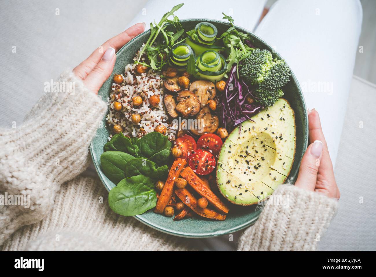 Alimentazione sana e dieta sana. Donna che tiene piatto con vegan fresco o cibo vegetariano. Pasto vegano sano. Coppa di buddha vegano con cibo sano Foto Stock