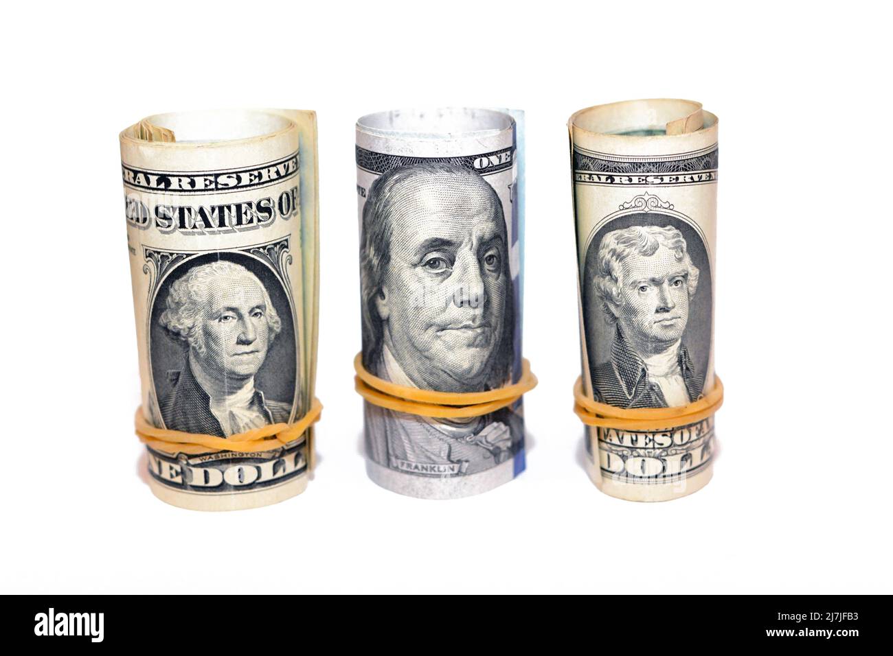 Pila di rotoli di dollari americani isolati su sfondo bianco, mazzi di banconote statunitensi arrotolate con fasce di gomma in un grezzo di 1, 2 e 100 $, su Foto Stock