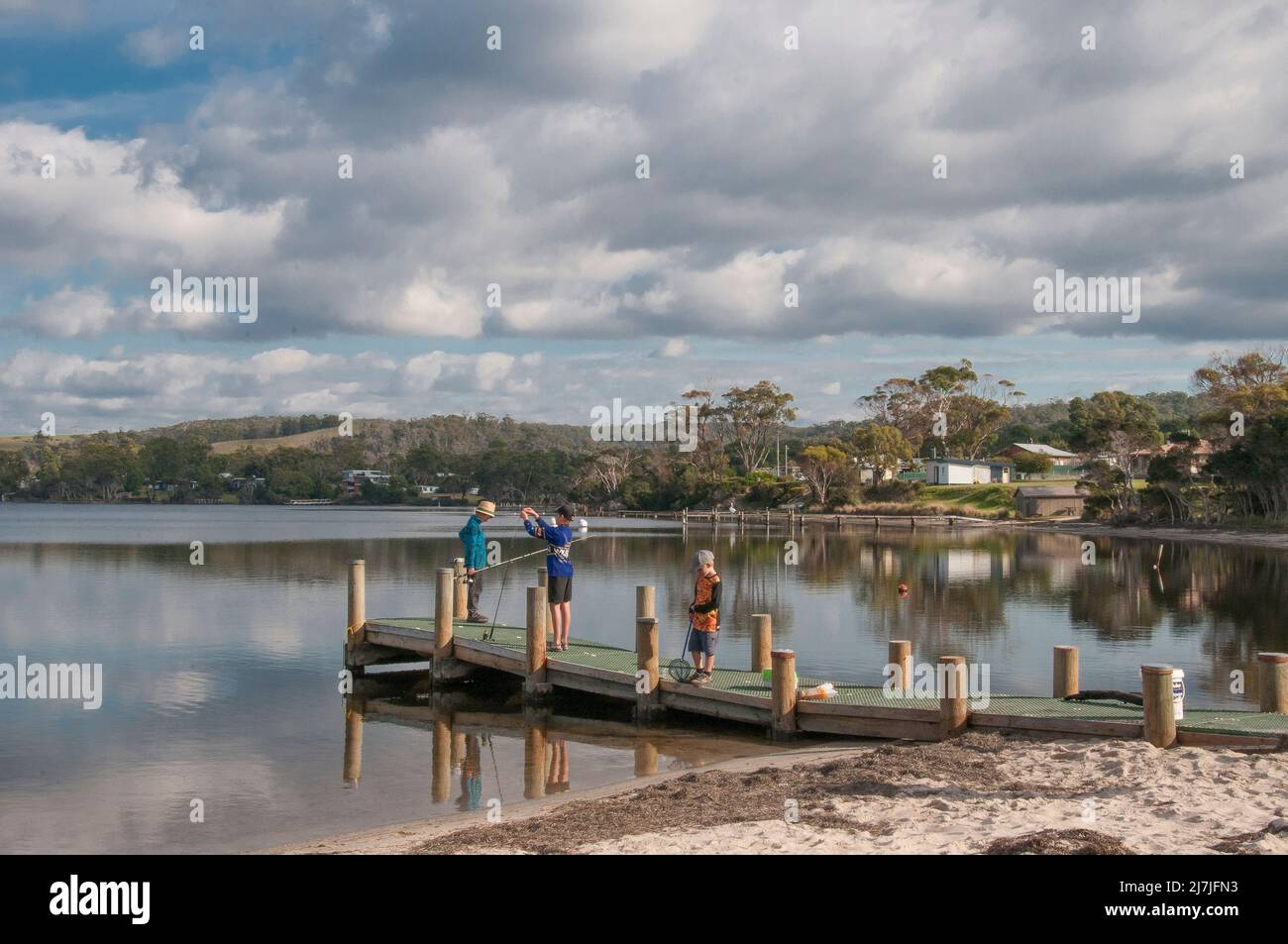 Ragazzi che pescano nella laguna di Ansons Bay, Tasmania nord-orientale, Australia Foto Stock