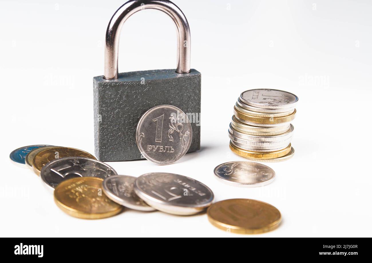 Blocco dei fondi. Chiusura di un conto bancario. Arresto di proprietà. Serratura porta e un sacco di monete. Foto Stock