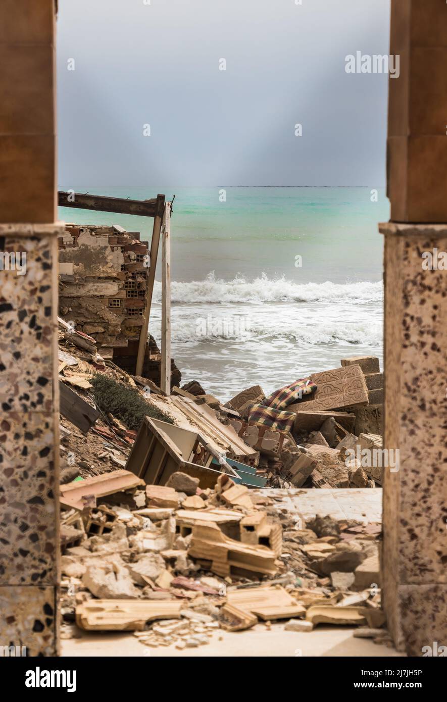 Casa dei pescatori distrutta da una tempesta sulle rive del Mar Mediterraneo in Andalusia, Spagna. Vista attraverso una recinzione. Foto Stock