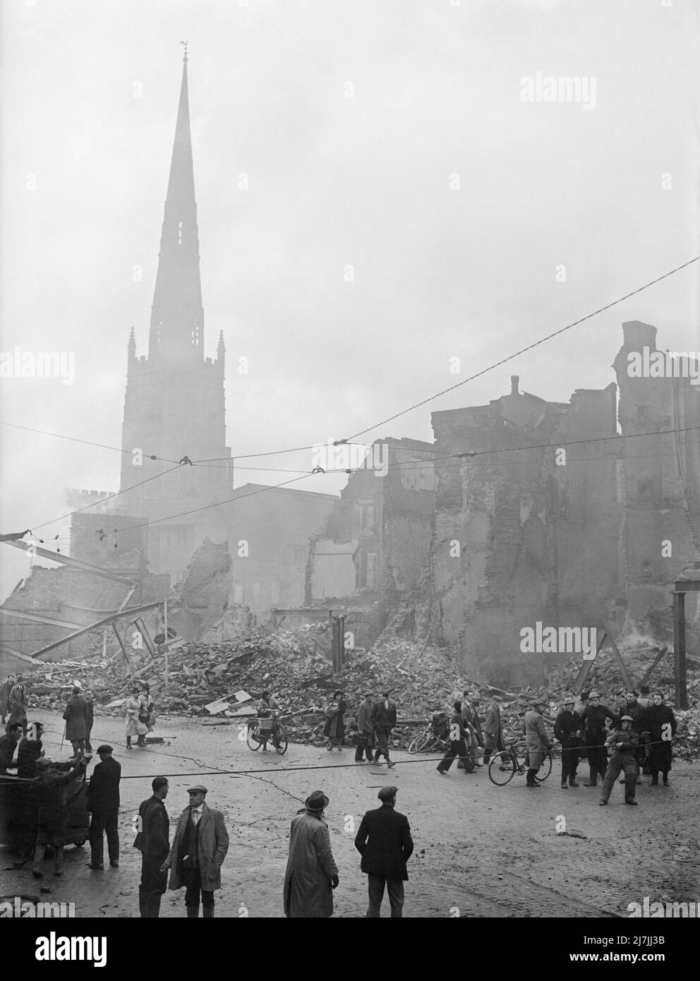 La Chiesa della Santissima Trinità sorge sopra una scena di devastazione a Coventry a seguito del raid aereo di Luftwaffe nella notte del 14-15 novembre 1940 Foto Stock