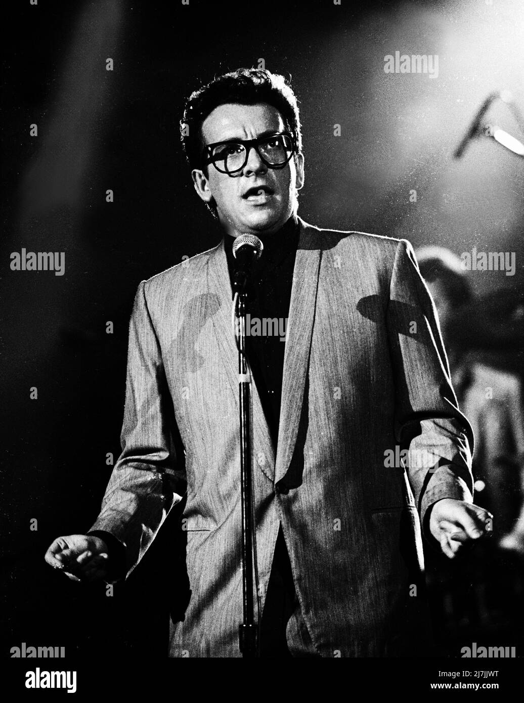 Elvis Costello suona su Solid Gold nel 1983 Credit: Ron Wolfson / MediaPunch Foto Stock