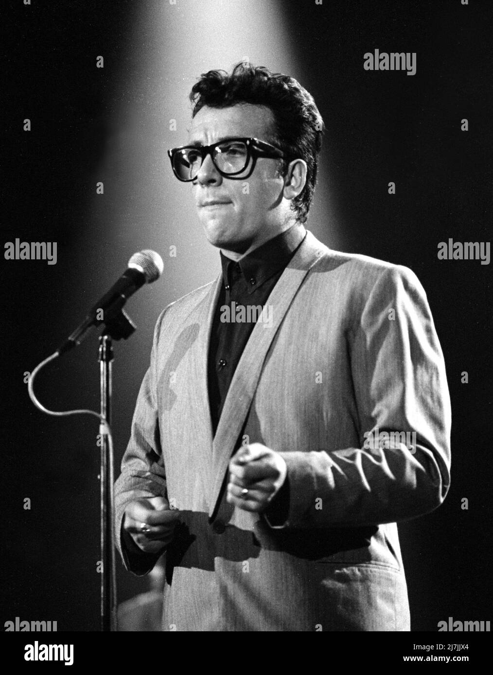 Elvis Costello suona su Solid Gold nel 1983 Credit: Ron Wolfson / MediaPunch Foto Stock