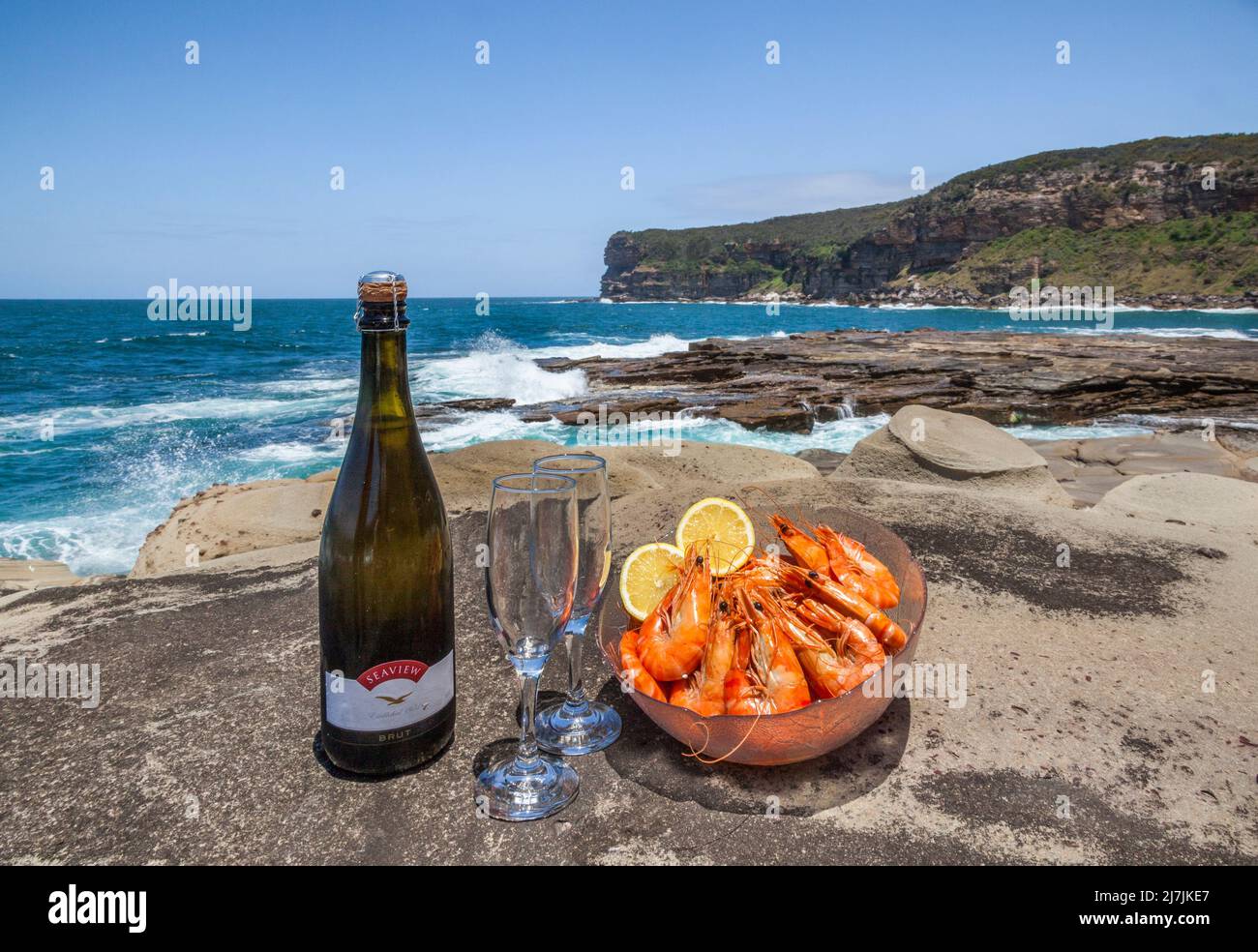 Gamberi e vino frizzante a Little Beach, Bouddi National Park, Central Coast, New South Wales, Australia Foto Stock