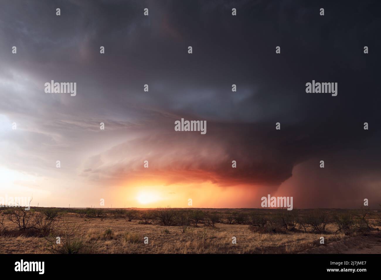 Nuvole di tempesta di supercellule ominose al tramonto vicino a Channing, Texas, USA Foto Stock