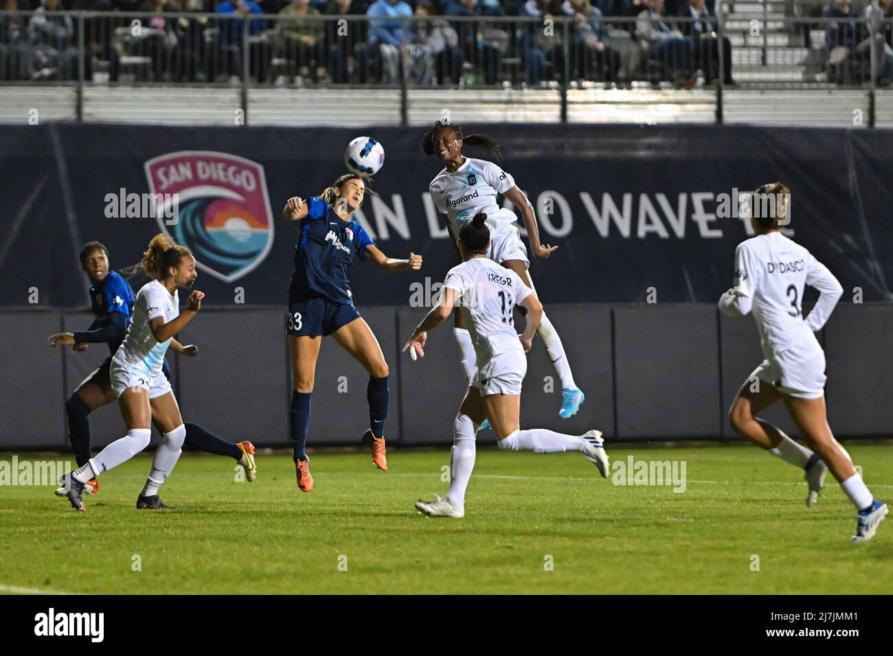 San Diego, California, Stati Uniti. 07th maggio 2022. Il San Diego Wave FC Forward Katie Johnson (33) testa la palla durante una partita di calcio NWSL tra il NY/NJ Gotham e il San Diego Wave FC al Torero Stadium di San Diego, California. Justin fine/CSM/Alamy Live News Foto Stock
