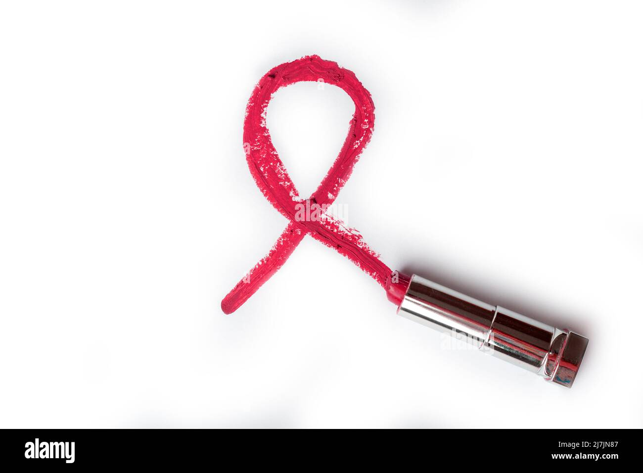 Rossetto rosso come simbolo di solidarietà per le persone che vivono con HIV o AIDS su sfondo bianco. Concetto di Giornata Mondiale dell'AIDS. Foto Stock