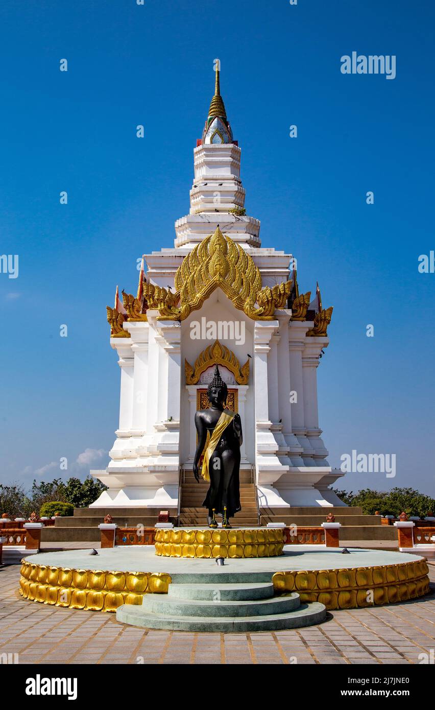 Tempio nella terra del cuore santo, un'isola a forma di cuore in Thung Talay Luang, distretto di Mueang, Sukhothai. Foto Stock