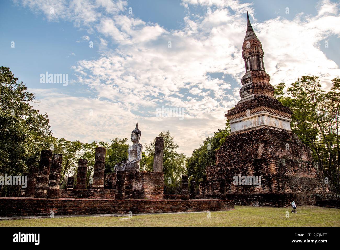 Tempio di Wat Traphang Ngoen e buddha nel parco storico di Sukhothai, Thailandia Foto Stock