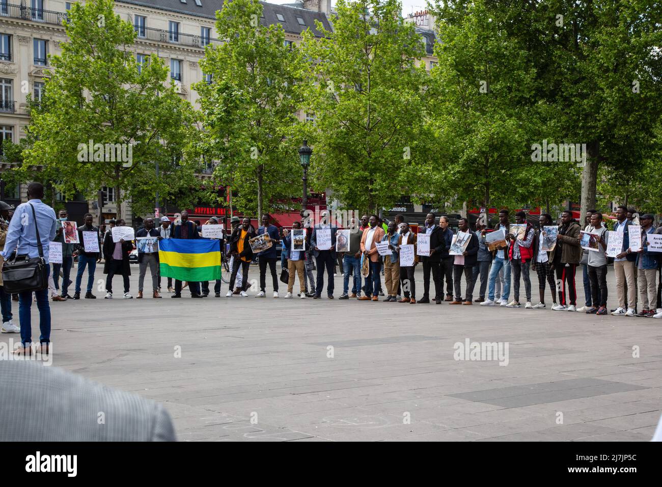 Parigi, Francia. 08th maggio 2022. I manifestanti sono visti nel centro di Parigi per protestare contro la violenza estrema in Sudan. Circa un centinaio di partecipanti si sono riuniti a Parigi per chiedere un sistema politico democratico in Sudan e hanno denunciato la violenza contro i cittadini sudanesi. Credit: SOPA Images Limited/Alamy Live News Foto Stock