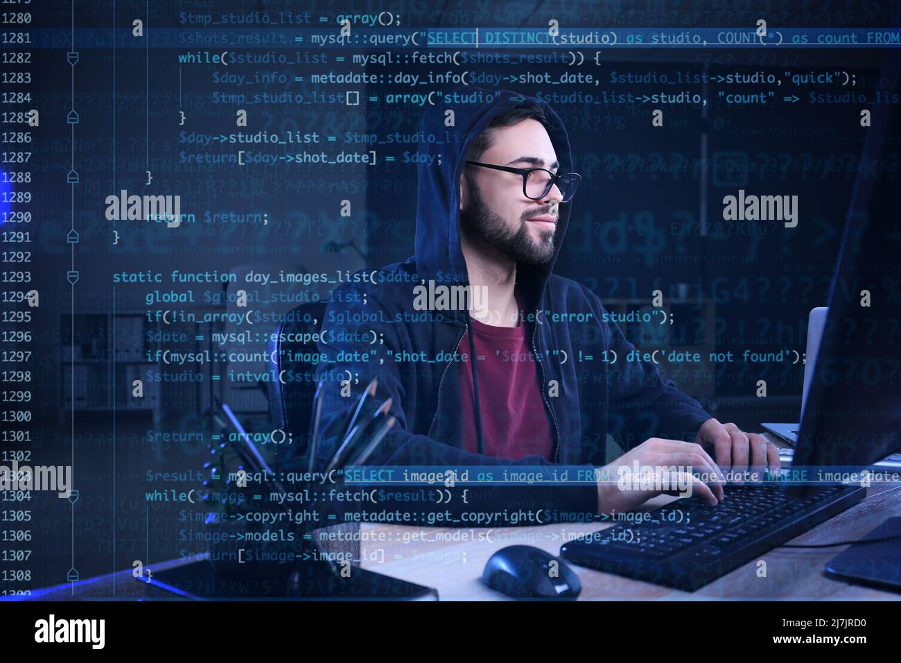 Doppia esposizione del programmatore maschile sul posto di lavoro e codice del computer Foto Stock