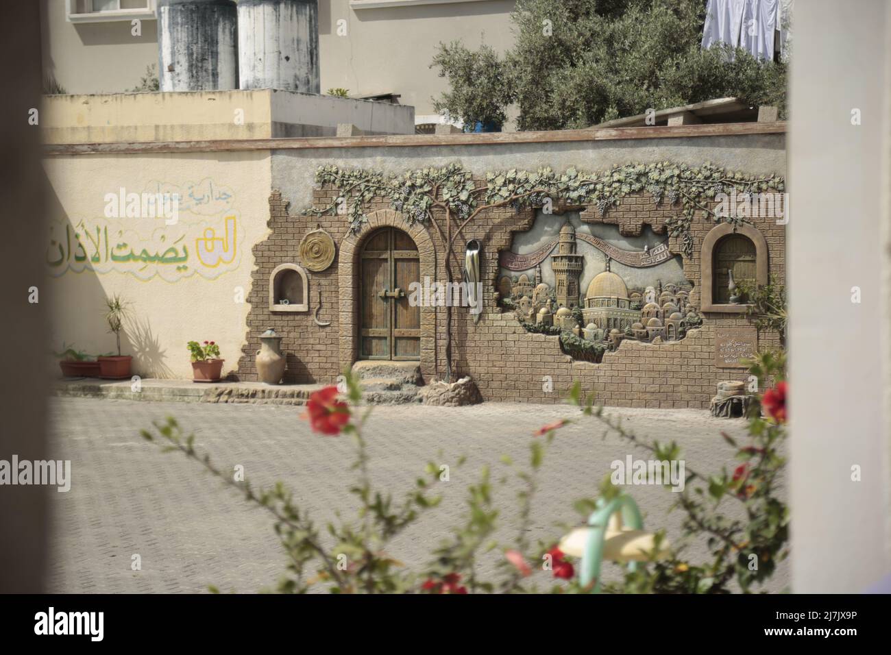 Un murale artistico eretto da Fanon da Gaza in una scuola secondaria Foto Stock
