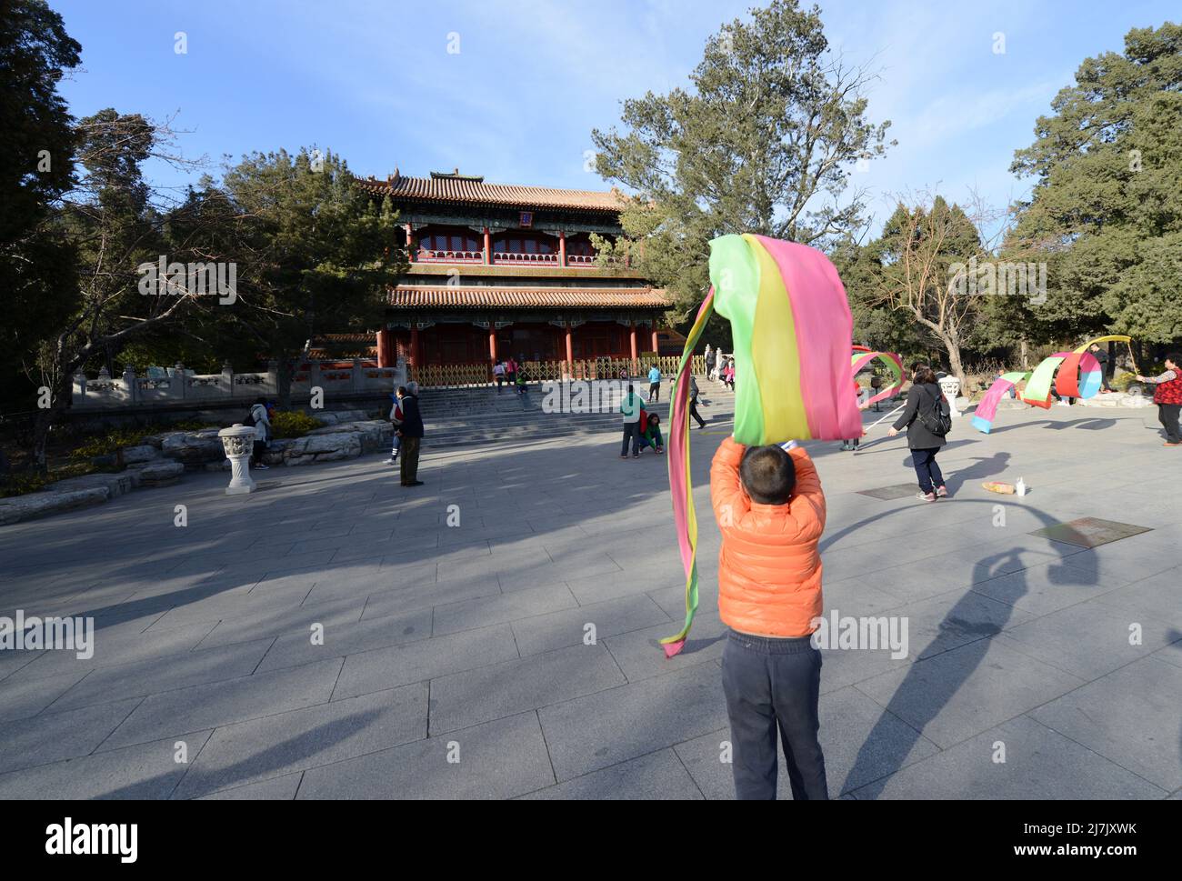 Danza tradizionale bandiera di fronte all'edificio Yiwang nel parco di Jingshan, Pechino, Cina. Foto Stock