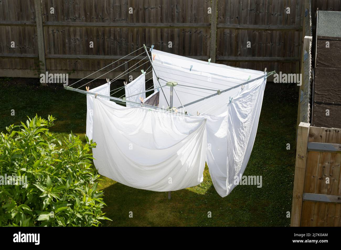 Lenzuola bianche appese su una linea di lavaggio in primavera, aprile, Inghilterra Foto Stock