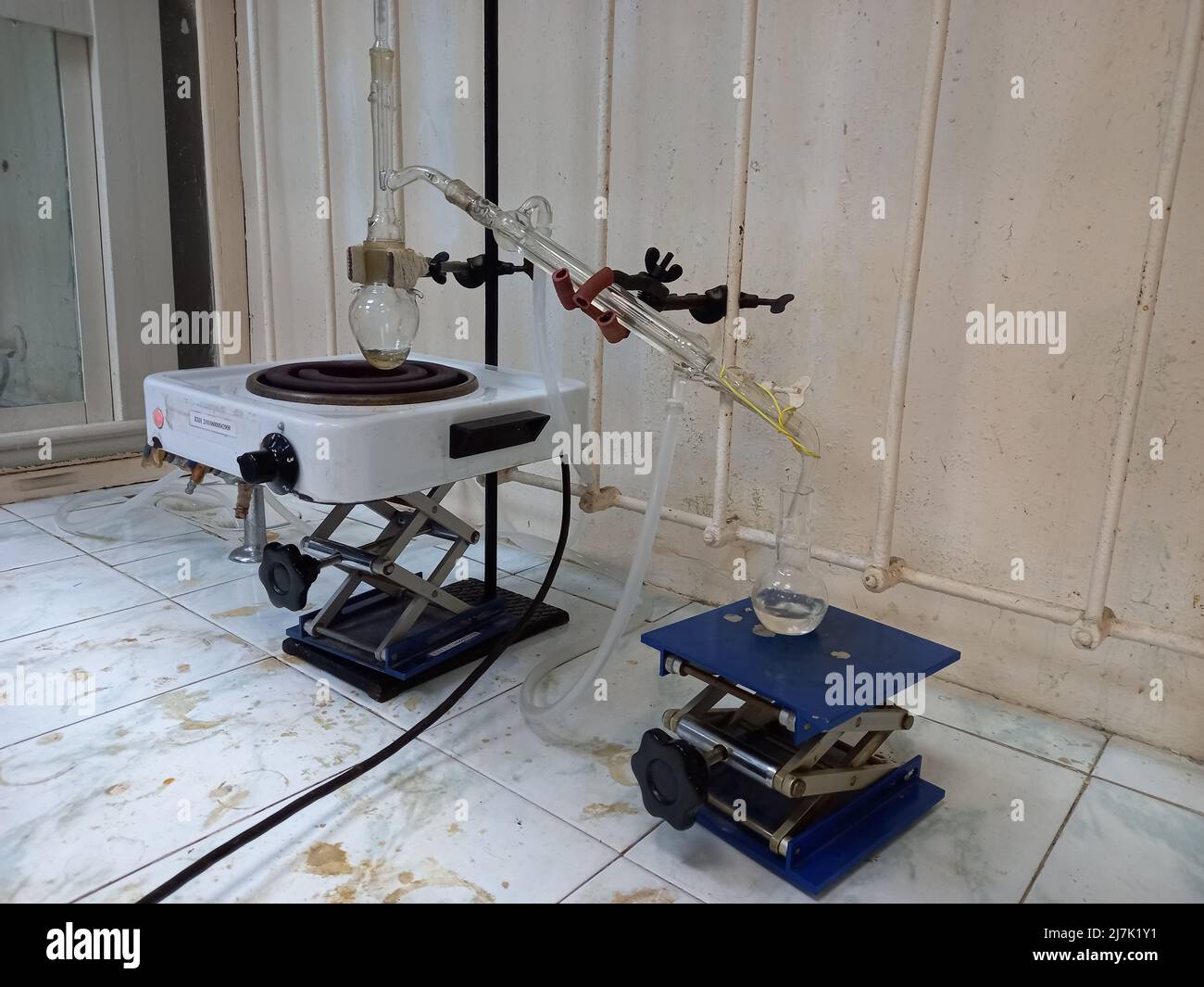 Riscaldamento di una soluzione organica su una stufa elettrica in un laboratorio chimico. Foto Stock