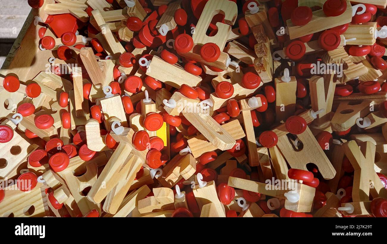 Pila di giocattolo in legno a forma di lettera. Vista dall'alto Foto Stock