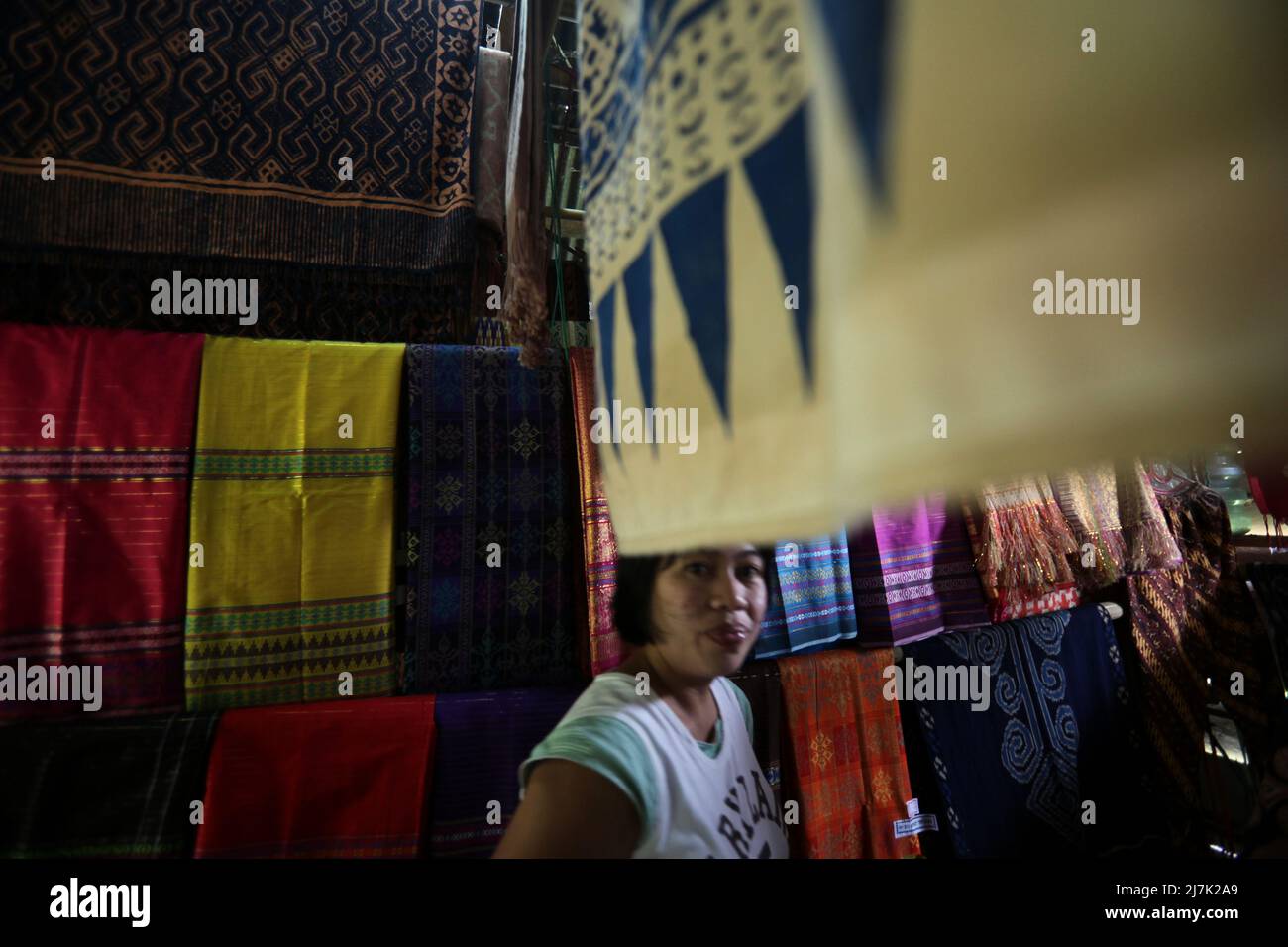 Tessuti tradizionali in un negozio di souvenir a Lemo, Nord Toraja, Sud Sulawesi, Indonesia. Foto Stock