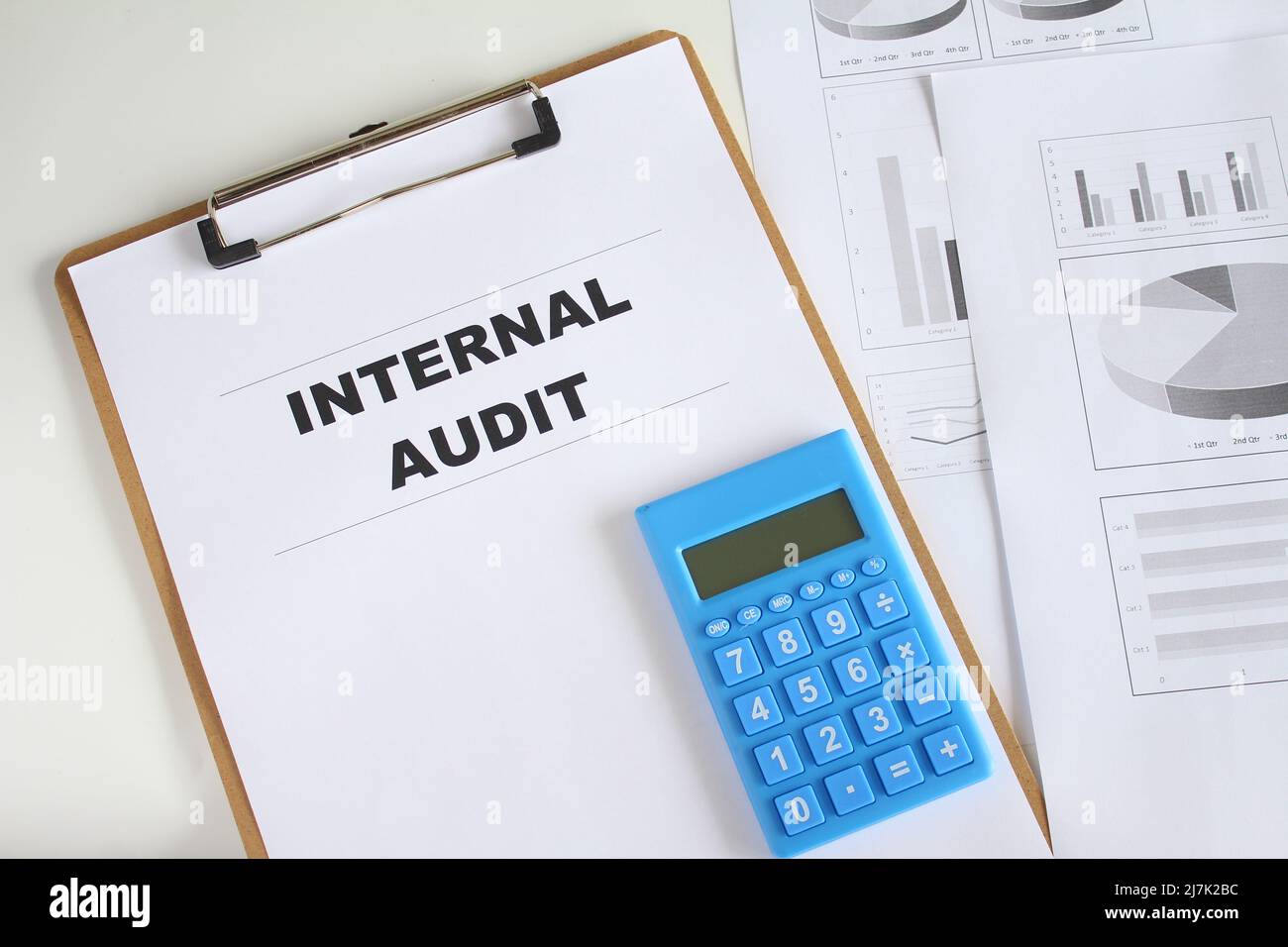 Parola di verifica su carta di lavoro con penna, nastro di misurazione e calcolatrice. Concetto di sistema di miglioramento aziendale e di gestione della qualità. Foto Stock