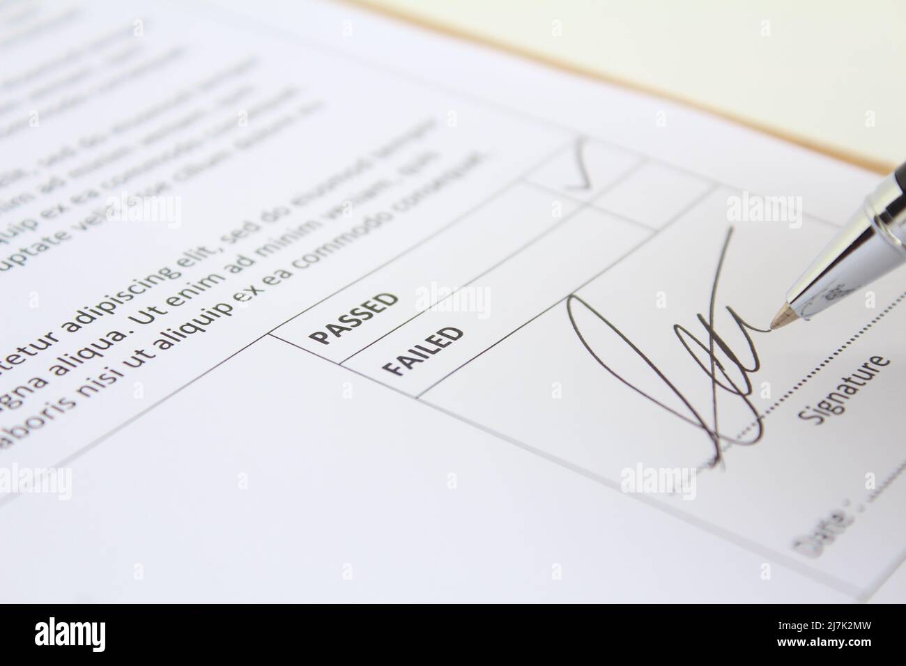 Un auditor che dà la firma al report di verifica e lo ha controllato con il risultato nella casella di controllo, dopo aver verificato i risultati. Verifica del concetto di conformità. Foto Stock