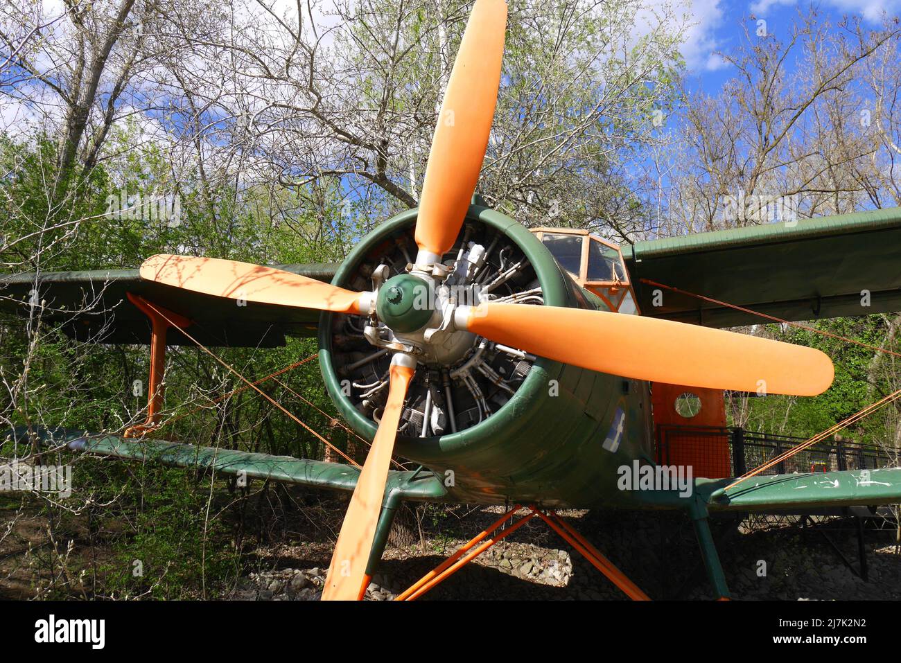 Era sovietica Antonov AN-2 biplanare, classificazione NATO «Colt», a Szigethalom Vadaspark, Ungheria. L'aeromobile è stato utilizzato principalmente per la irrorazione delle colture. Foto Stock