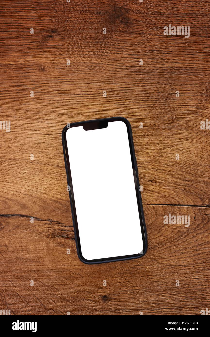 Smartphone con touchscreen bianco bianco bianco mockup su tavolo in teak, vista dall'alto Foto Stock