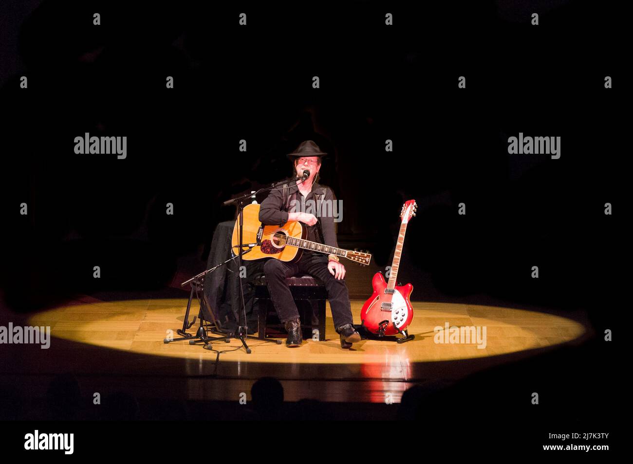 Roger McGuinn, leggendario frontman e membro fondatore dei Byrds, che si esibisce da solo presso la Cadogan Hall, Sloane Terrace, Londra, Regno Unito. 26 Giu 200 Foto Stock