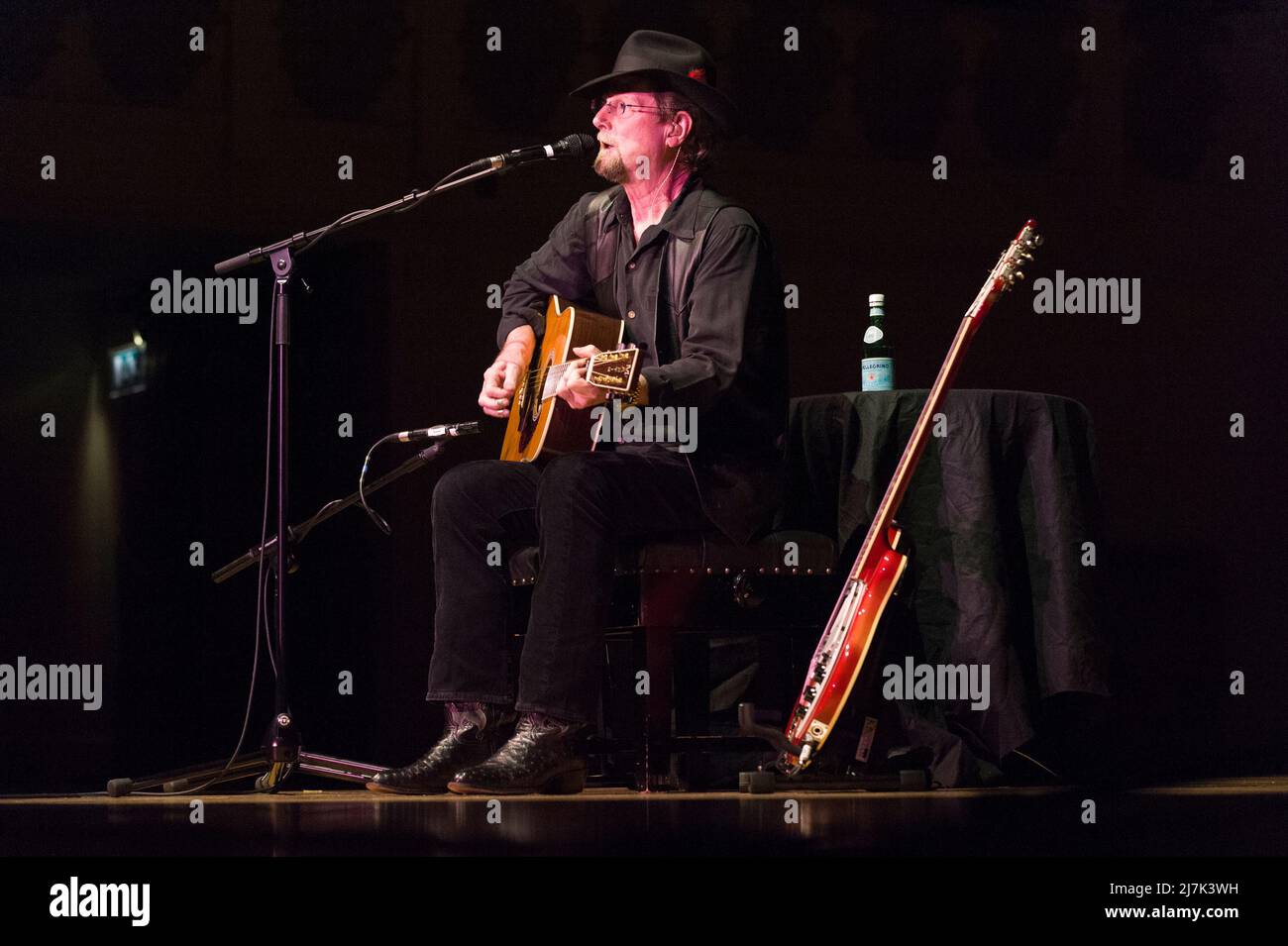 Roger McGuinn, leggendario frontman e membro fondatore dei Byrds, che si esibisce da solo presso la Cadogan Hall, Sloane Terrace, Londra, Regno Unito. 26 Giu 200 Foto Stock